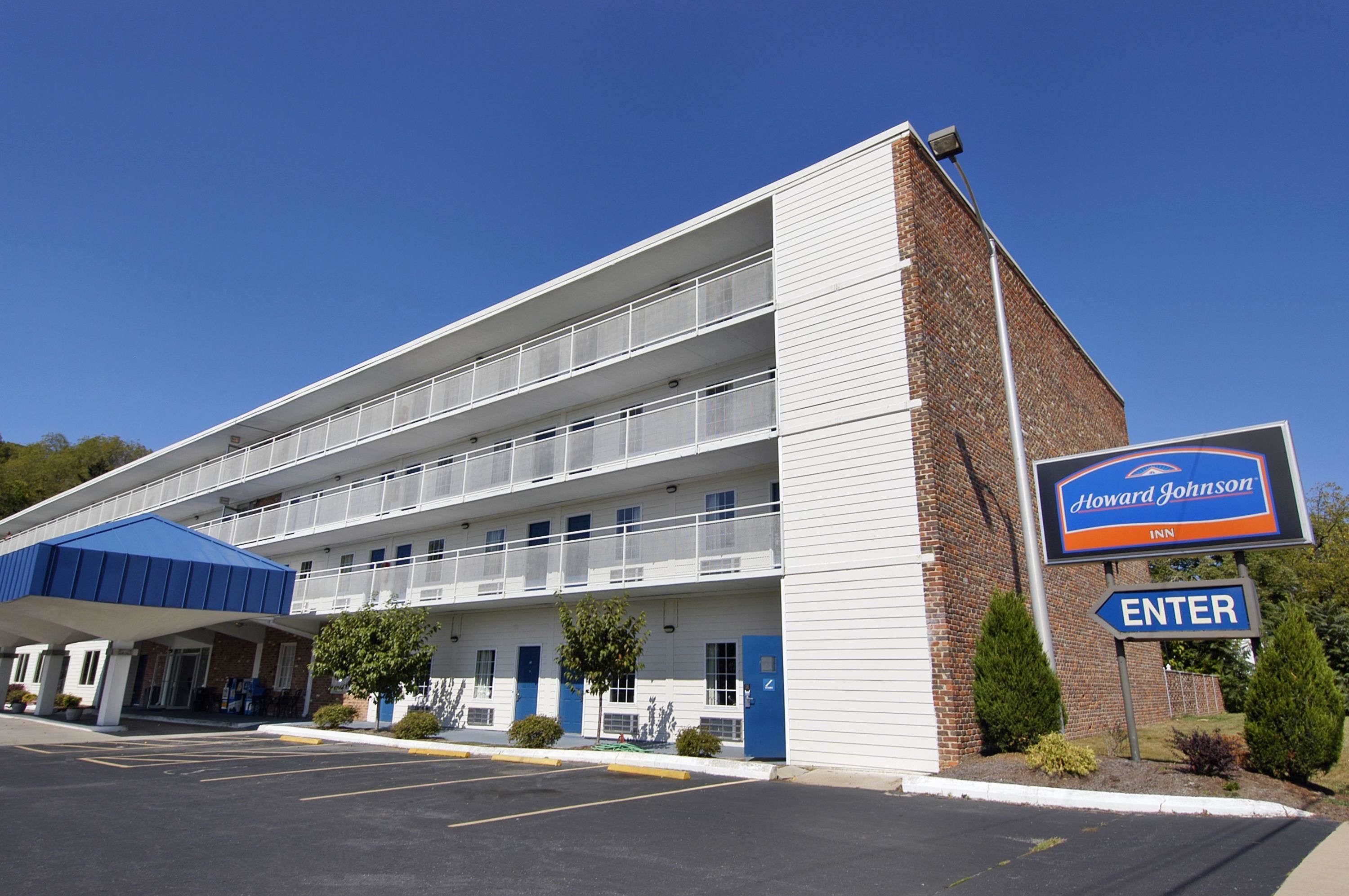 A Howard Johnson Inn with a two-story building, a covered entrance, and a parking lot.