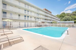 Una piscina al aire libre de temporada