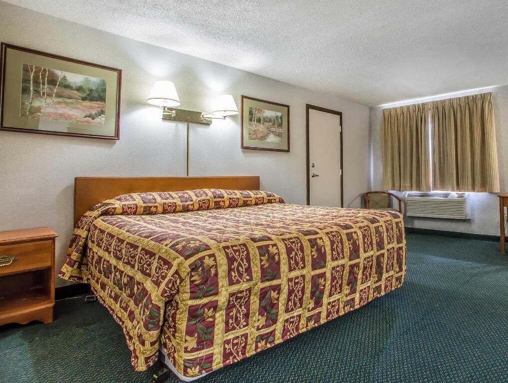 Desk, cribs/infant beds, rollaway beds, free WiFi