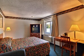 Standard Room, 1 Queen Bed, Non Smoking | Bathroom | Towels