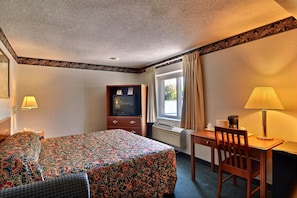 Standard Room, 1 Queen Bed, Non Smoking | Bathroom