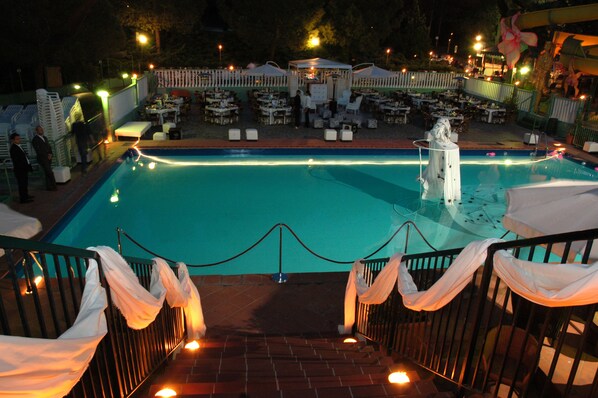 Una piscina al aire libre