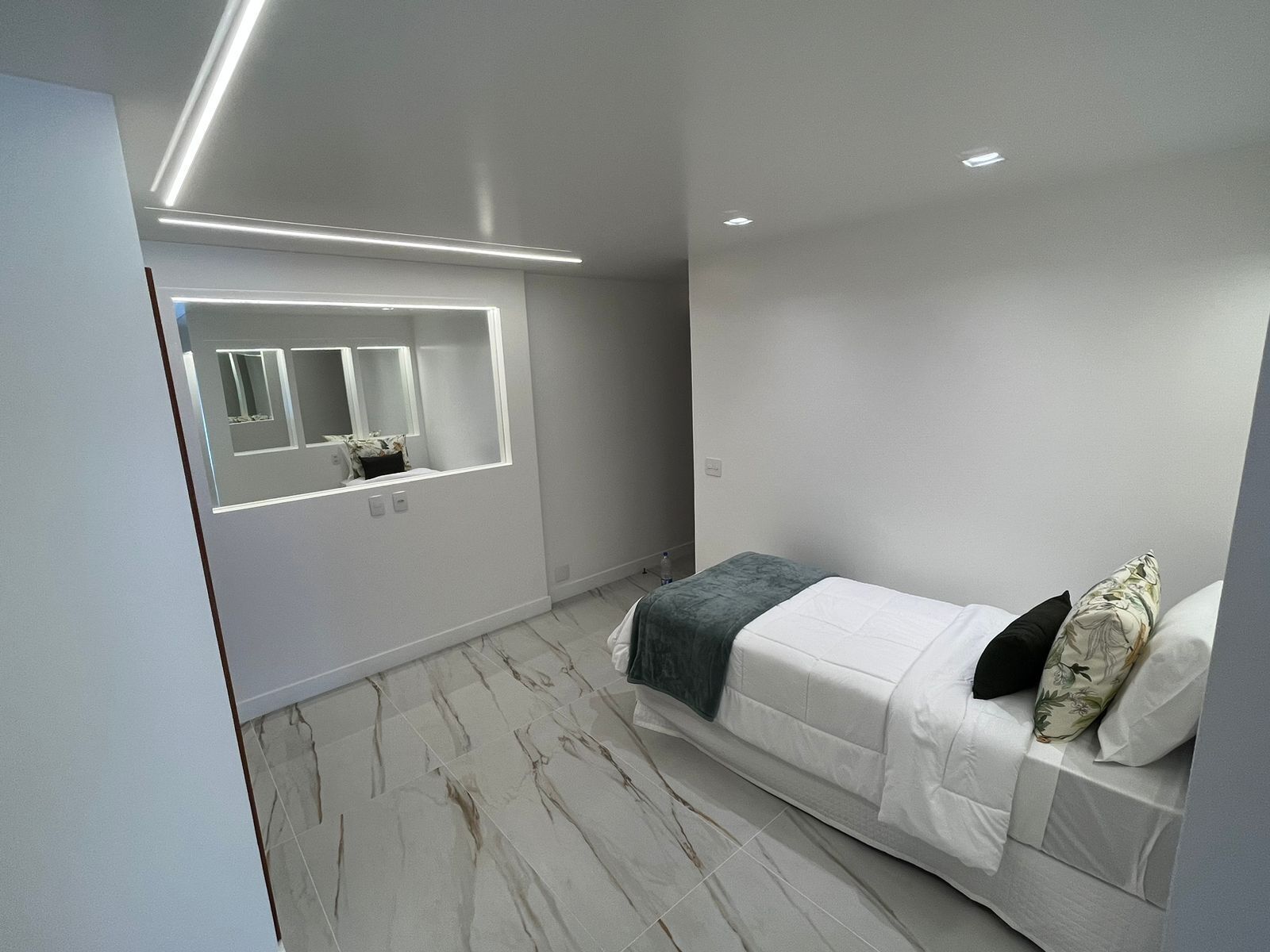 grand suite, jetted tub, sea view | minibar, in-room safe, bed sheets