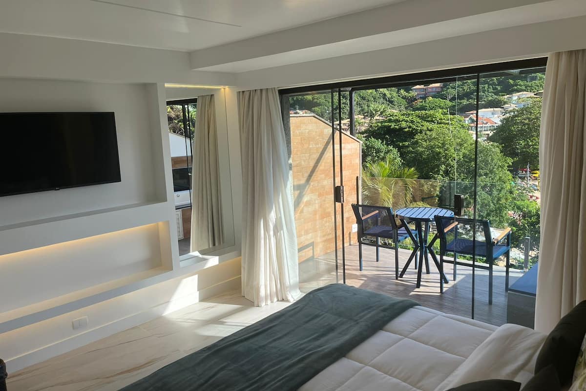 Grand-Suite, Whirlpool, Meerblick | Minibar, Zimmersafe, Bettwäsche