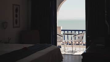 Deluxe Room | Minibar, in-room safe, bed sheets