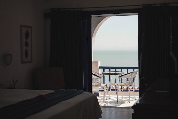 Deluxe Room | Minibar, in-room safe, bed sheets