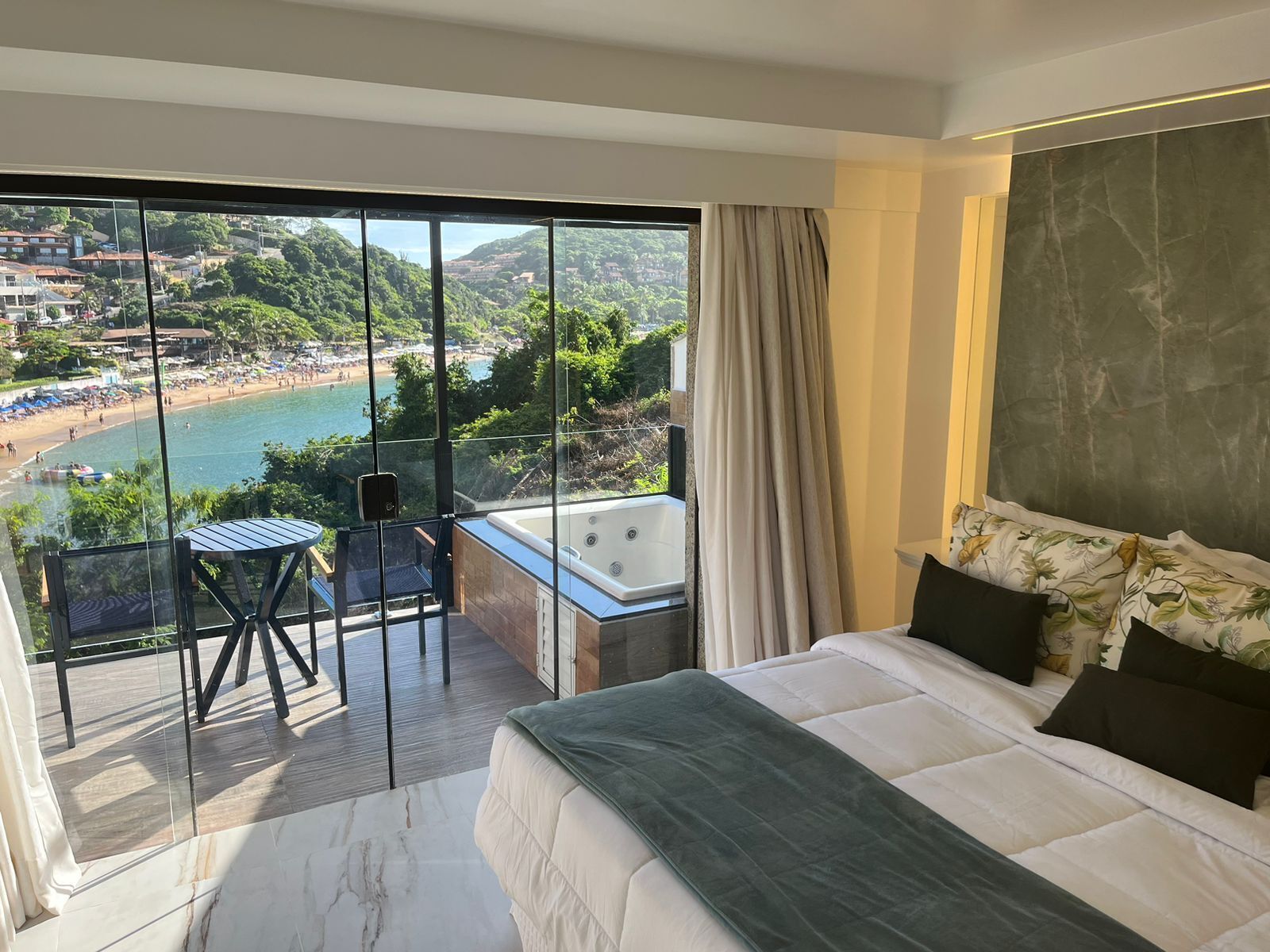 grand suite, jetted tub, sea view | minibar, in-room safe, bed sheets