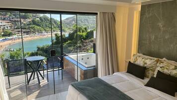 Suite – grand, massasjebadekar, sjøutsikt | Minibar, safe på rommet og sengetøy