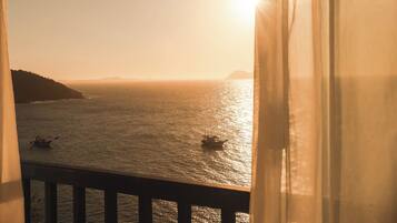 Family Room, Sea View | Minibar, in-room safe, bed sheets