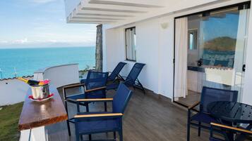 Suíte presidencial, banheira de hidromassagem, vista para o mar | Frigobar, cofres nos quartos, roupa de cama