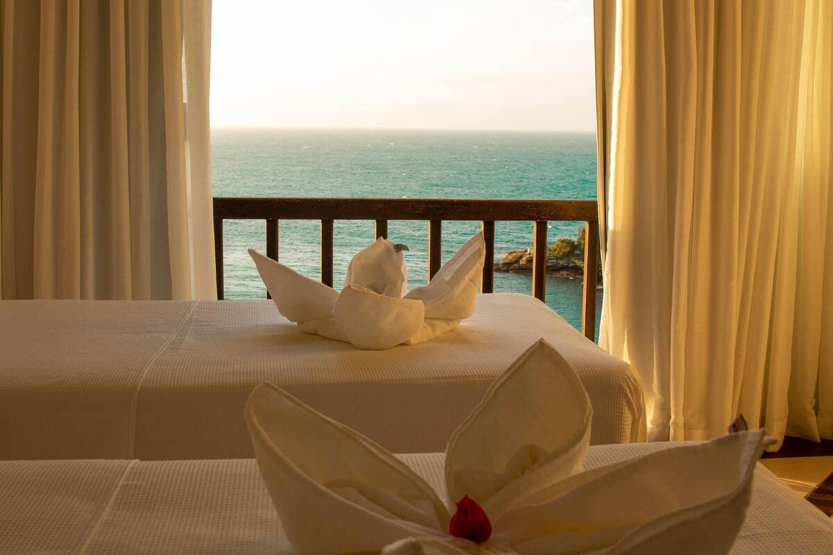 Minibar, in-room safe, bed sheets