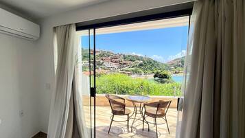 Suíte premium, banheira de hidromassagem, vista para o mar | Frigobar, cofres nos quartos, roupa de cama