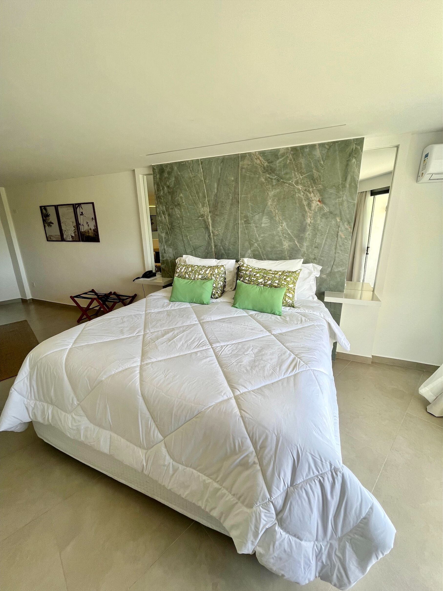 Premium suite, bubbelbad, uitzicht op zee | Een minibar, een kluis op de kamer, beddengoed