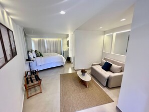 Suite Premium, hidromasaje, vista al mar | Minibar, caja de seguridad en la habitación y ropa de cama 