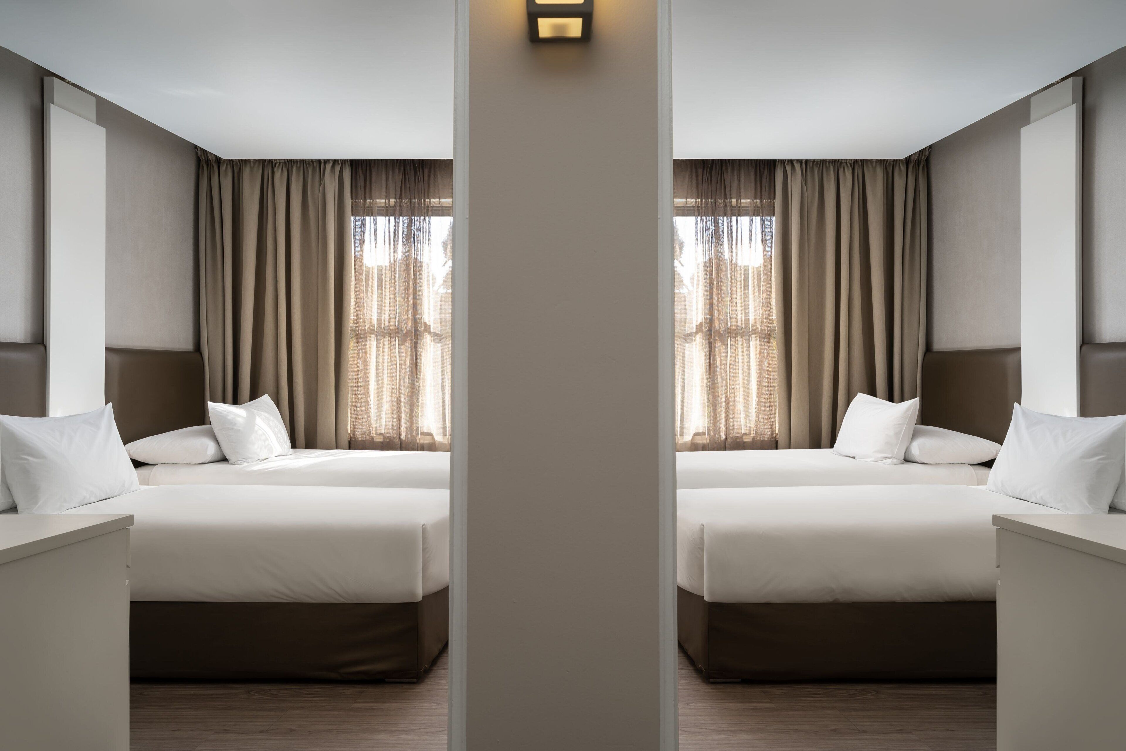 高档床上用品、客房内保险箱、办公桌、笔记本电脑工作区