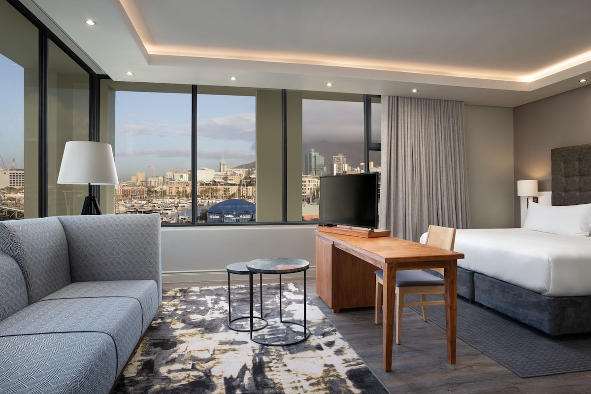 Suite Junior, 1 très grand lit, non-fumeurs, en angle | Literie de qualité supérieure, coffres-forts dans les chambres, bureau