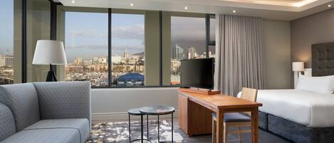 Suíte júnior, 1 cama King, para não fumantes, no canto | 1 quarto, roupas de cama premium, cofres nos quartos, escrivaninha