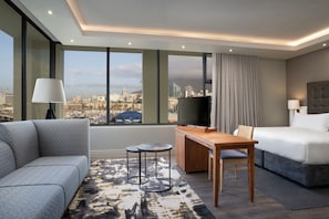 Junior-Suite, 1 King-Bett, Eckzimmer | Hochwertige Bettwaren, Zimmersafe, Schreibtisch