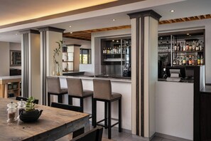 Bar (on property) - Protea Hotel by Marriott Cape Town Waterfront Breakwater Lodge (Cape Town)