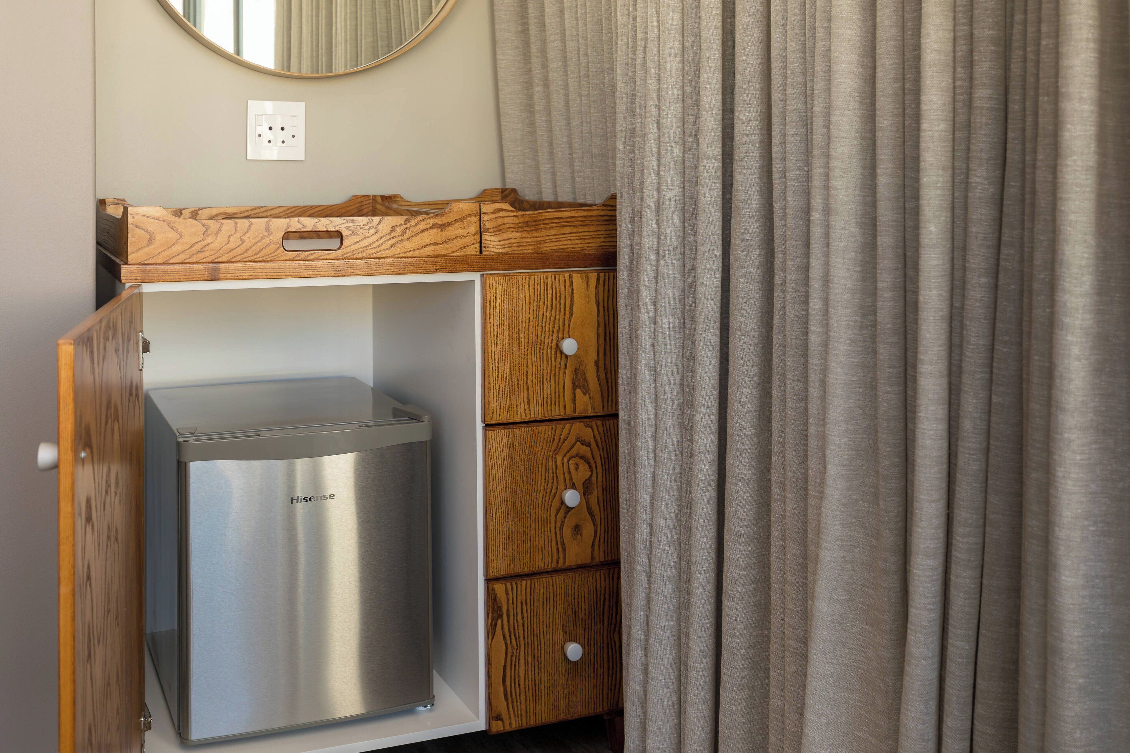 junior suite, 1 king bed, non smoking, corner | 1 bedroom, premium bedding, in-room safe, desk