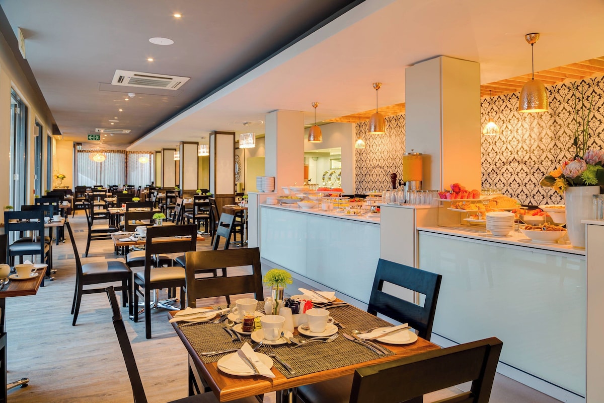 Breakwater Lodge - Luxury Interior