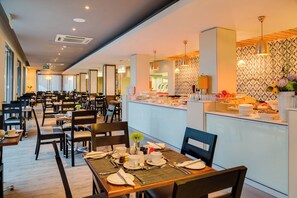 S'hi serveixen esmorzars, dinars, sopars i plats de cuina local 