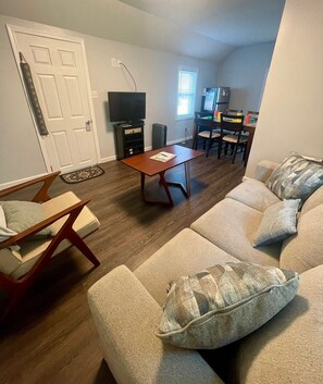 Småhus, 1 soverom, ikke-røyk, kjøkken | Oppholdsområde | TV