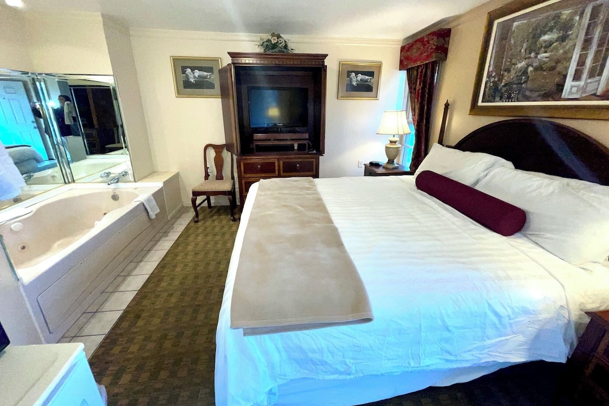 Single Room, 1 King Bed, Non Smoking, Jetted Tub | Pillowtop beds, desk, blackout drapes, iron/ironing board