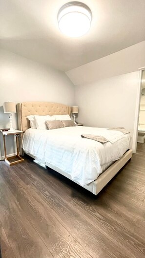 Senger med overmadrass, skrivebord og blendingsgardiner