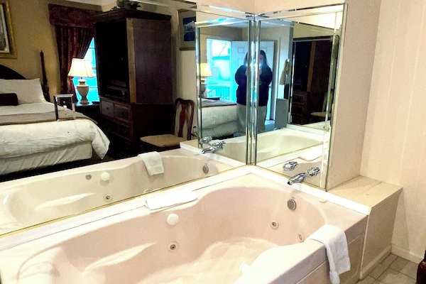 Single Room, 1 King Bed, Non Smoking, Jetted Tub | Pillowtop beds, desk, blackout drapes, iron/ironing board