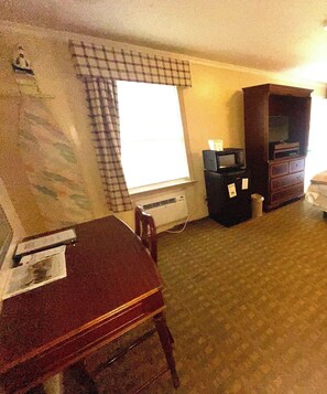 Single Room, 1 King Bed, Non Smoking, Jetted Tub | Pillowtop beds, desk, blackout drapes, iron/ironing board