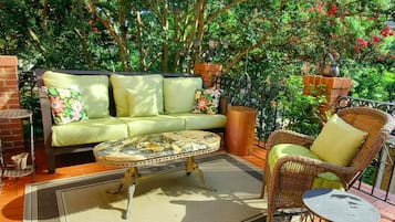 غرفة ديلوكس - سرير ملكي - بشرفة - منظر للحديقة (Green Rabbit) | 1 غرفة نوم وأغطية فراش متميزة وبديكورات فريدة لكل غرفة