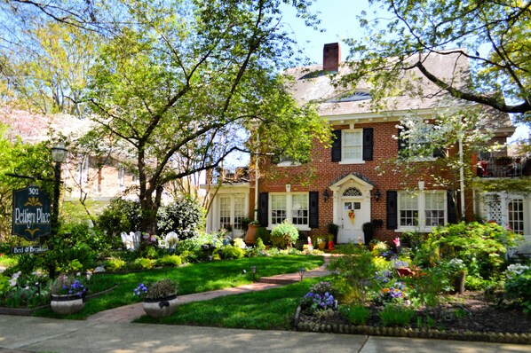 Experience the charm of this historic inn, surrounded by a beautifully maintained garden and a tranquil neighborhood.