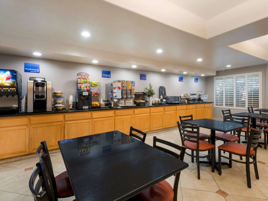 Restaurante com balcão, área de estar e diversos pontos de comida e bebida.