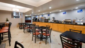 Un restaurante moderno con varias mesas y sillas, una barra con productos alimenticios y un cartel que indica un menú de preparación e ingredientes.