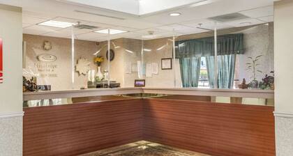 Econo Lodge Inn & Suites Marietta near Dobbins ARB
