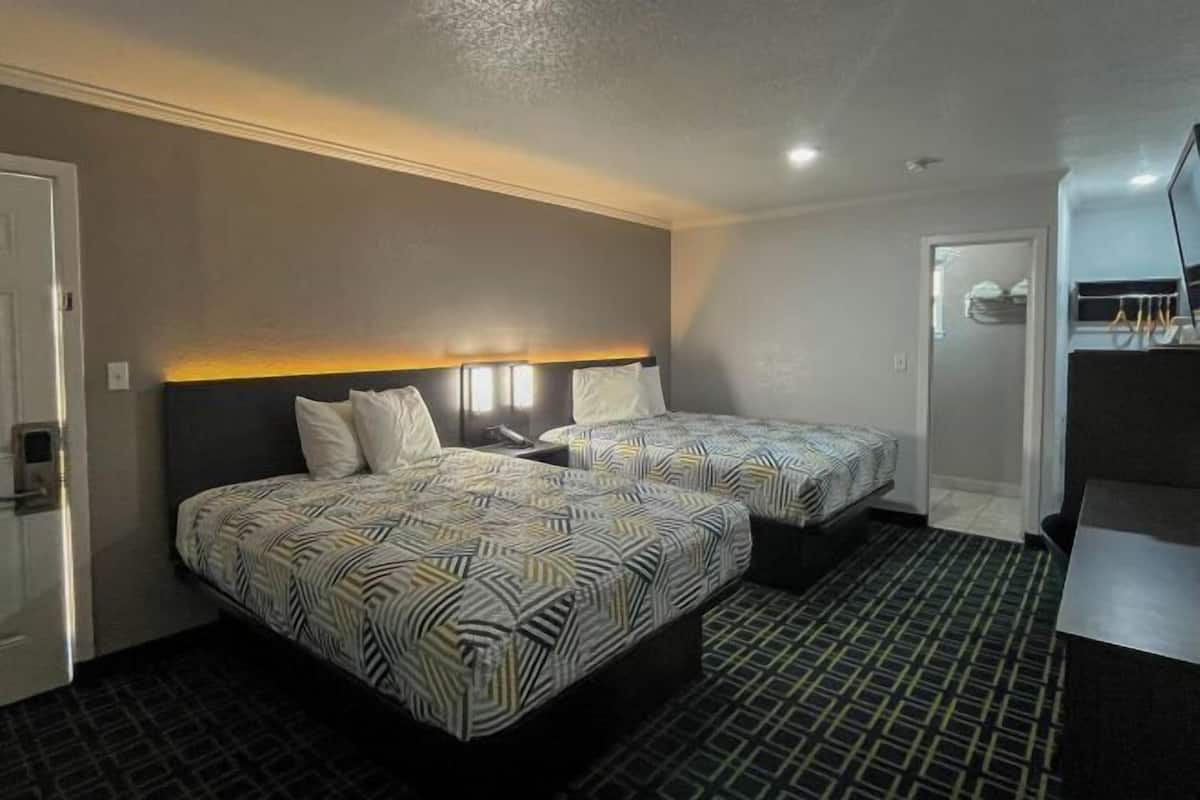 1 bedroom, premium bedding, pillowtop beds, desk