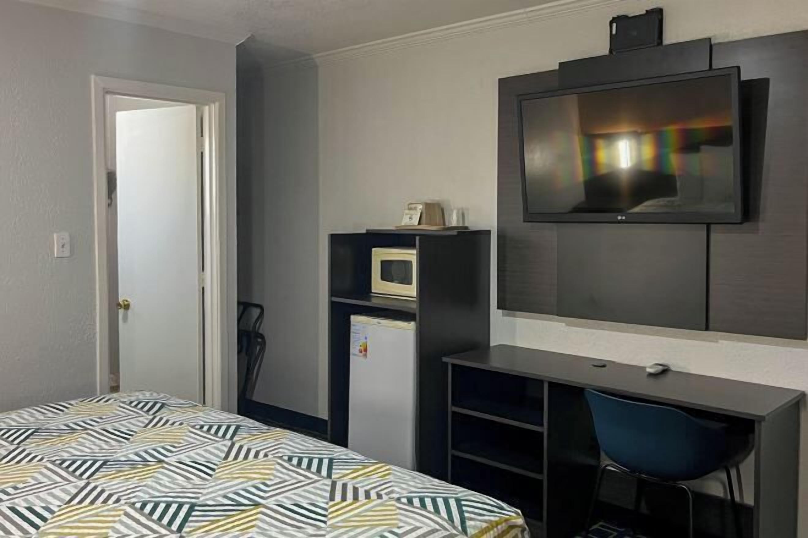 1 bedroom, premium bedding, pillow-top beds, desk