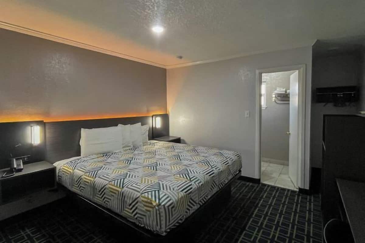 1 bedroom, premium bedding, pillowtop beds, desk
