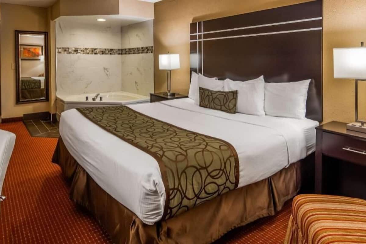 In-room safe, desk, iron/ironing board, rollaway beds