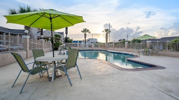 Piscina externa sazonal, funciona das 10h às 22h, espreguiçadeiras