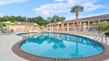 季节性开放的室外游泳池,10:00 至 22:00 开放,日光浴躺椅