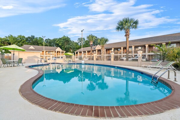 Seasonal outdoor pool, open 10:00 AM to 10 PM, sun loungers - Days Inn by Wyndham Nacogdoches/SFA University/Downtown (Nacogdoches)