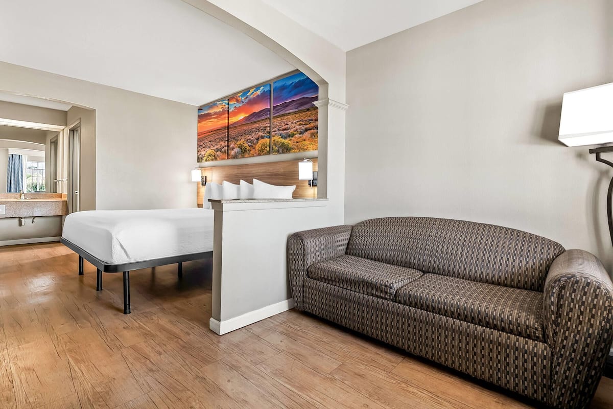 Deluxe Studio Suite, 1 King Bed, Non Smoking