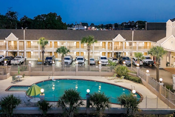 Seasonal outdoor pool, open 10:00 AM to 10 PM, pool loungers