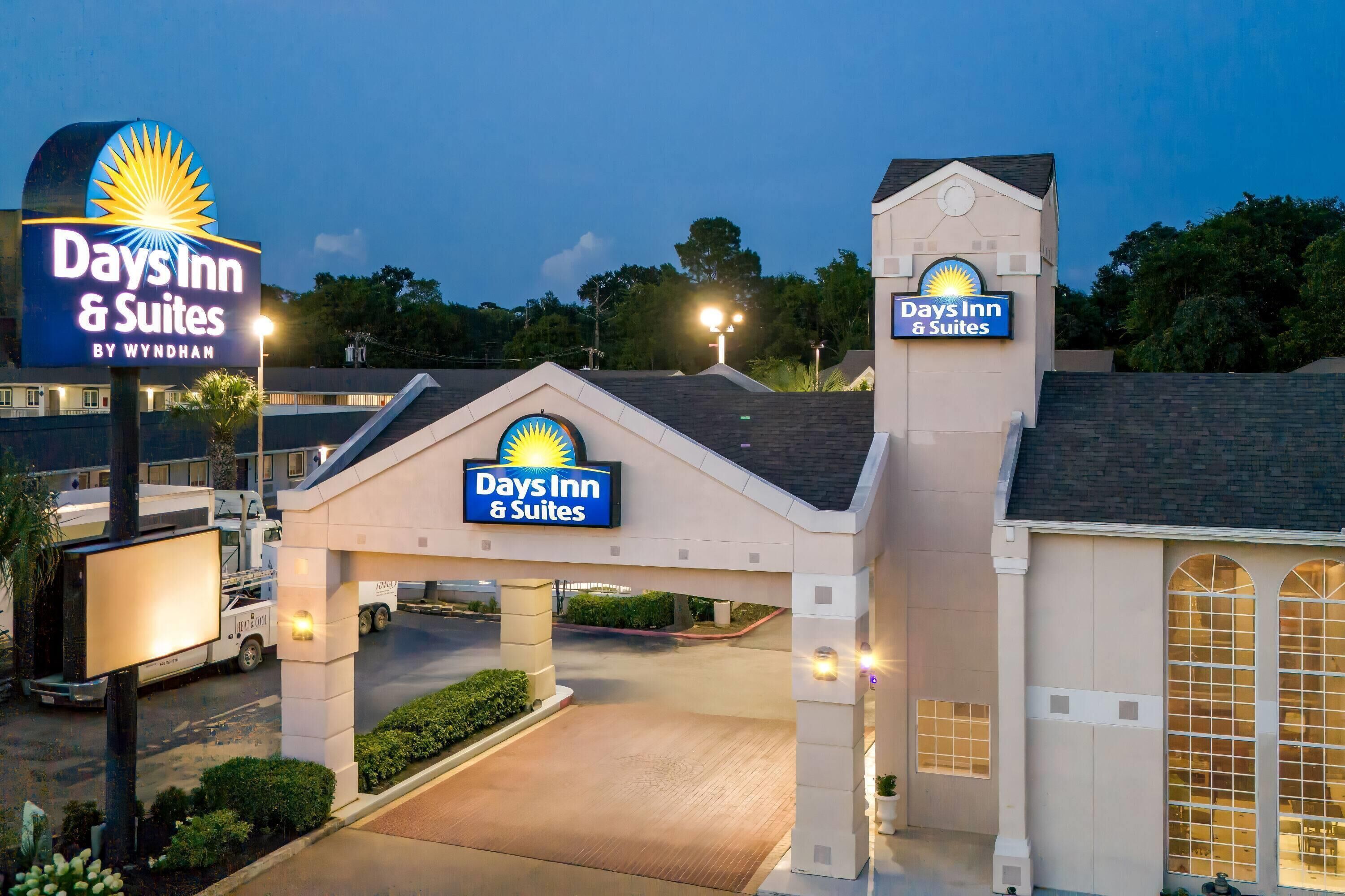 A Days Inn & Suites by Wyndham with a prominent entrance and signage.