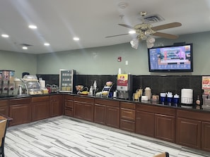 Free continental breakfast on weekdays - Days Inn by Wyndham Childress (Childress)