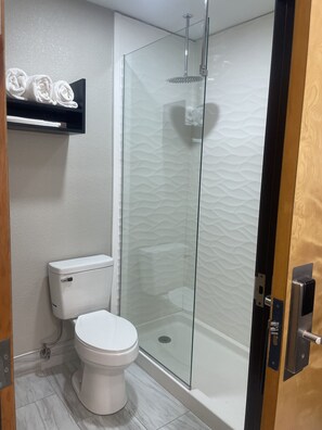 Combined shower/tub, hair dryer, towels - Days Inn by Wyndham Childress (Childress)