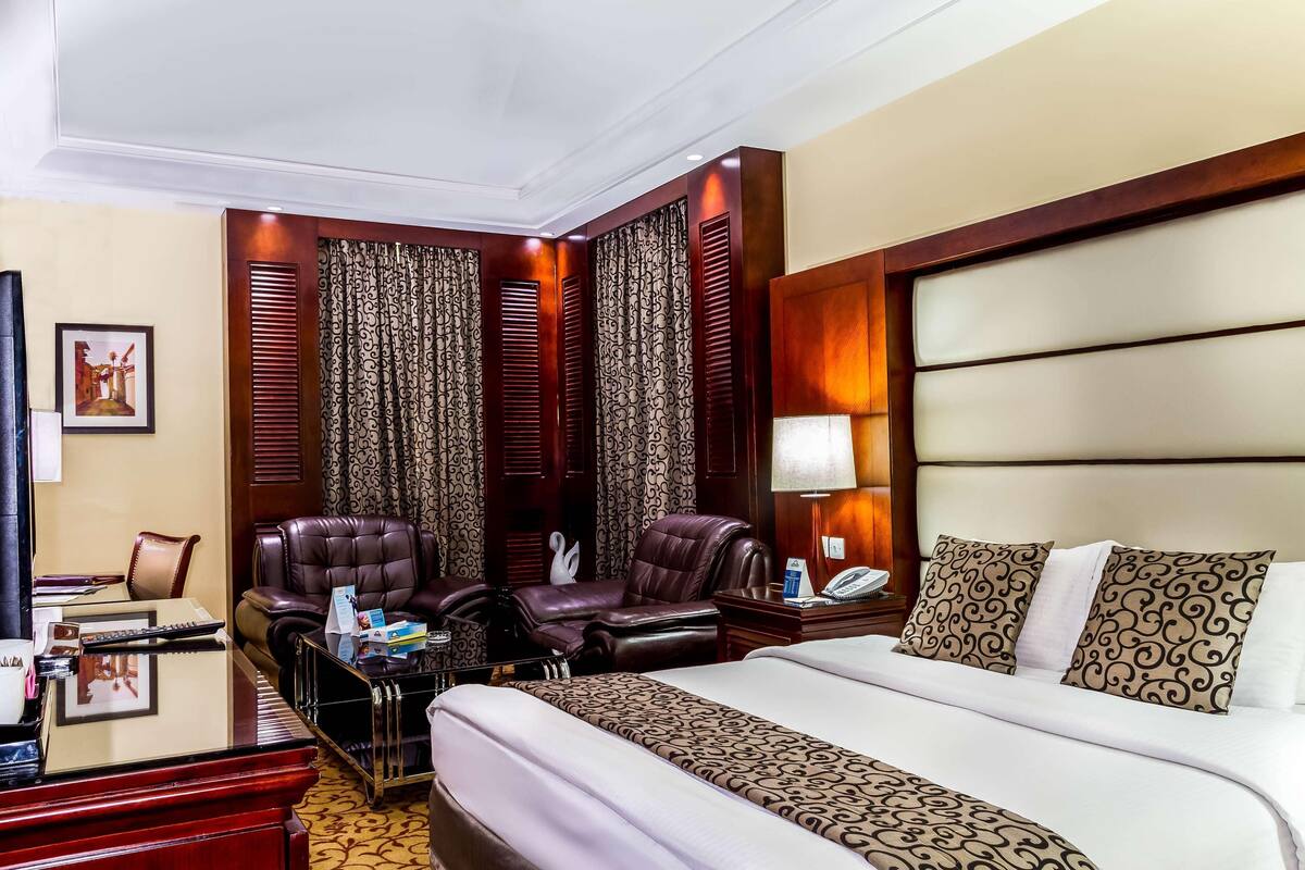 Egyptian cotton sheets, premium bedding, minibar, in-room safe