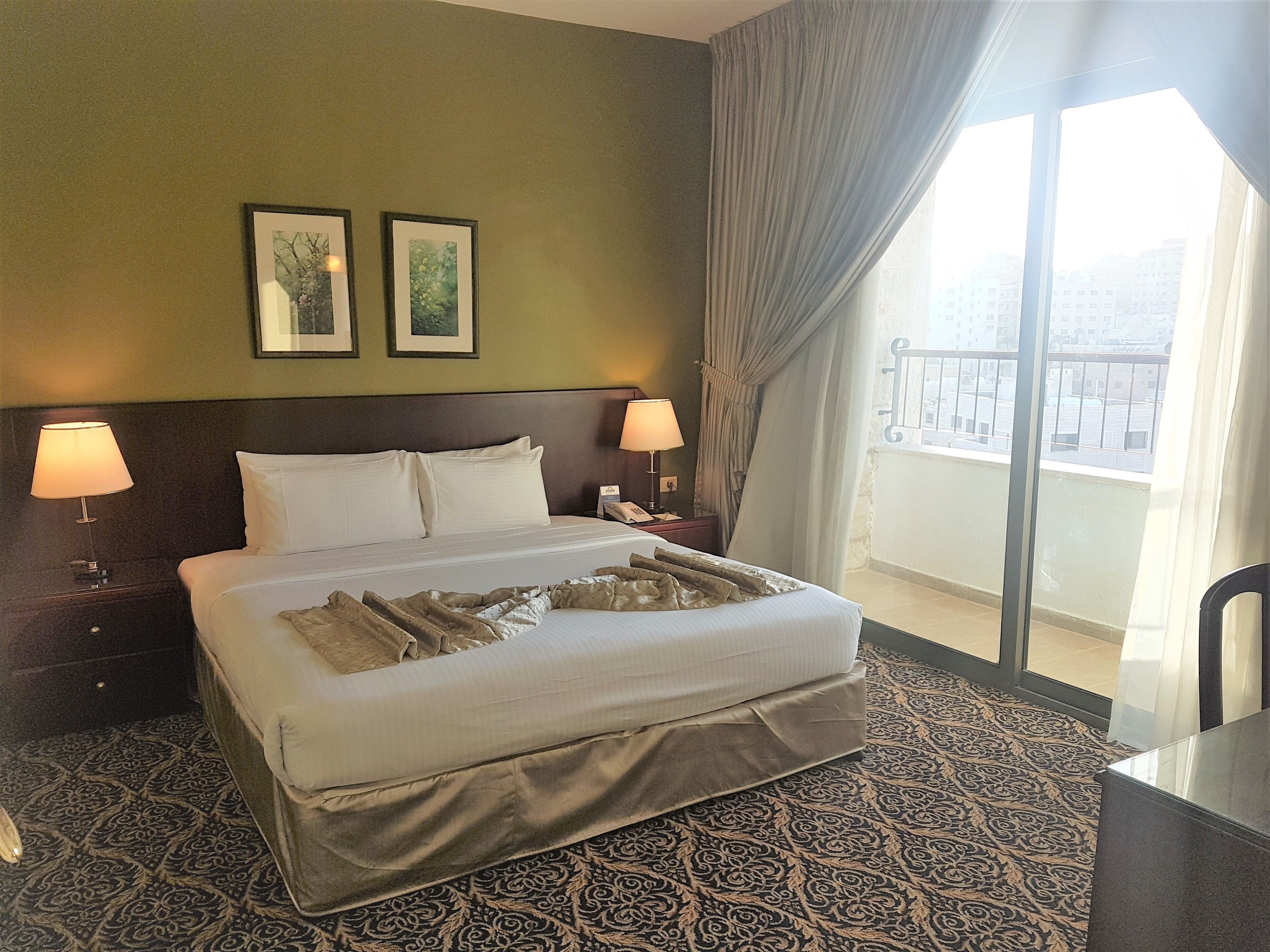 Sábanas de algodón egipcio, ropa de cama de alta calidad y minibar 